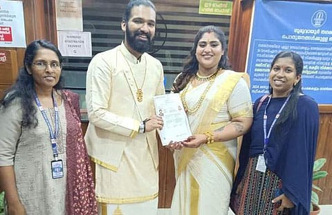 സുരേഷ് ​ഗോപിയുടെ മകൾ ഭാ​ഗ്യ വിവാഹ സർട്ടിഫിക്കറ്റുമായി/ ഫെയ്സ്ബുക്ക്