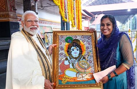 ജസ്‌ന സലിം പ്രധാനമന്ത്രിക്ക് താന്‍ വരച്ച കൃഷ്ണന്റെ ചിത്രം സമ്മാനിക്കുന്നു/ ഫോട്ടോ: എക്‌സ്