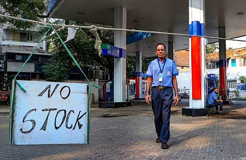 ഇന്ധനം തീര്‍ന്നതിനെ തുടര്‍ന്ന് പെട്രോള്‍ പമ്പുകളില്‍ സ്‌റ്റോക്ക് ഇല്ലെന്ന് പതിച്ച പോസ്റ്റര്‍/ പിടിഐ