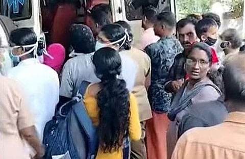 മരിച്ച അഖിലയേയും മക്കളേയും വടകര ജില്ലാ ആശുപത്രിയില്‍ എത്തിച്ചപ്പോള്‍ / ഫോട്ടോ: വീഡിയോ സ്‌ക്രീന്‍ഷോട്ട്‌