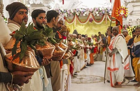 പ്രാണപ്രതിഷ്ഠാ ചടങ്ങിന് മുന്നോടിയായി പുരോഹിതര്‍ പൂജ നടത്തുന്നു/ പിടിഐ
