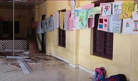 മേല്‍ക്കൂര തകര്‍ന്നുവീണ സ്‌കൂള്‍ കെട്ടിടം