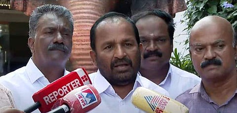 ടിഎന്‍ പ്രതാപന്‍ മാധ്യമങ്ങളോടു സംസാരിക്കുന്നു/ടിവി ദൃശ്യം