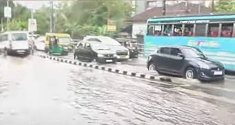 ശക്തമായി പെയ്ത മഴയില്‍ കോഴിക്കോട് നഗരം