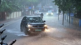 ശനിയാഴ്ച വരെ ഇടിമിന്നലോട് കൂടിയ ശക്തമായ മഴ, 50 കിലോമീറ്റര്‍ വേഗത്തില്‍ കാറ്റ്; മൂന്ന് ജില്ലകളില്‍ യെല്ലോ അലര്‍ട്ട്