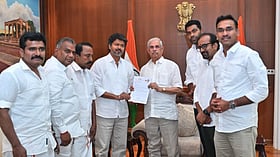തമിഴ്‌നാട്ടില്‍ വിജയ്ക്ക് തിരിച്ചടി; സത്യപ്രതിജ്ഞ നാളെ ഇല്ല?, 118 എംഎല്‍എമാരുടെ കത്ത് നല്‍കണമെന്ന്......
