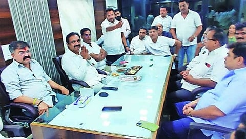 
भाजपला मोठा धक्का ; ओमी कलानी गटाचे २२ नगरसेवक राष्ट्रवादीत  