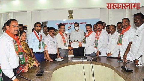 BJP leader Girish Mahajan with party leaders.