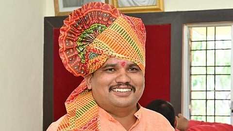 राळेगणसिद्धीचे सरपंच लाभेष औटी