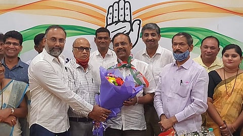 BJP MLa Carlos Almeida joins Congress.&nbsp;