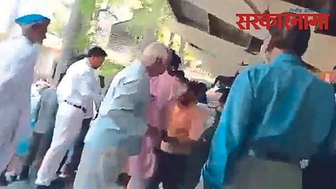 Congress &amp; RPI Supporters arguments at funeral.