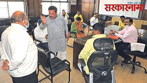 Dhule corporators shouting on Officers