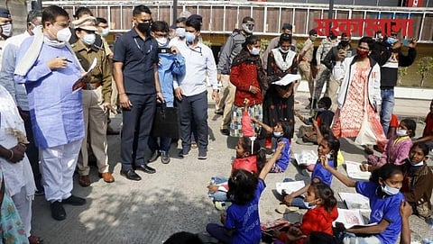 Students in front of Nitin Gadkari's Home.&nbsp;