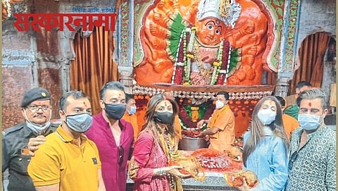Shilpa Shetty &amp; Raj Kundra at Sptsrungi temple