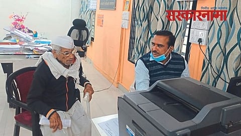 dar Nitinkumar devre talking to senior citizen
