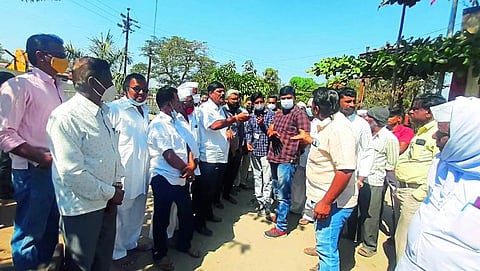 The farmers surrounded the MSEDCL officials
