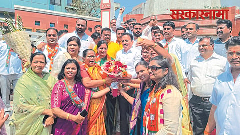 BJP leaders welcoming Girish Mahajan