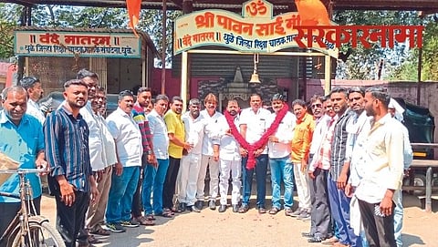 Rickshaw owners facilitate Shivsena leaders. 