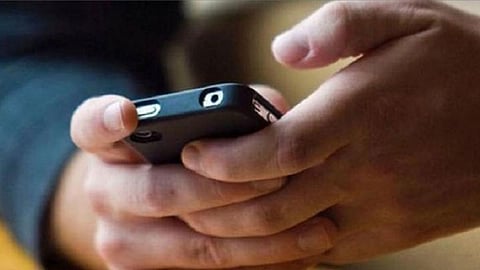 संसदेत पॉर्न क्लिप पाहणं खासदाराला पडलं महागात ; पक्षातून हकालपट्टी   