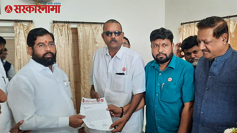 Eknath shinde with Shetkari Sanghtna leaders and Prithviraj Chavan