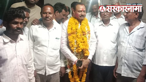 Congress Leader Balasaheb Mangulkar with party Workers.
