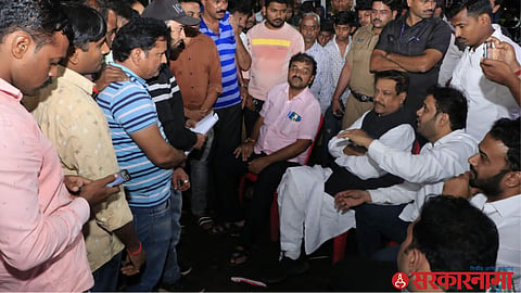 Prithviraj Chavan with Handcart holders