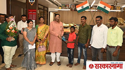 Sudhir Mungantiwar with Soham and others
