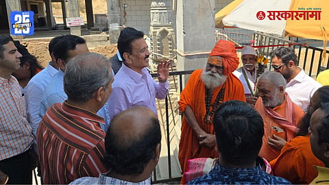 Girish Mahajan & Akhada Parishad Sadhu