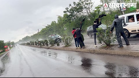Members of Swabhimani Shetkari Sanghatana show black flags to Maharashtra Chief Minister in protest, demanding immediate loan waiver for farmers.

