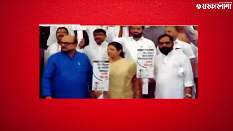 Shinde-led Shiv Sena leaders protest at Vidhan Bhavan steps, chanting slogans against Uddhav Thackeray.
