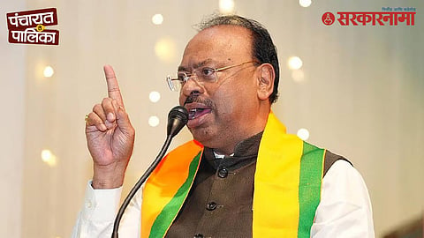 Revenue Minister Chandrashekhar Bawankule celebrating BJP’s first-ever municipal victory in Kamthi, as BJP-Shinde Sena alliance declares Ramtek Congress-free in Nagpur district.