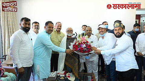 Chhagan Bhujbal : येवल्यातील विजयी उमेदवारांनी थेट मुंबई गाठली, मंत्री भुजबळांचा घेतला आशीर्वाद