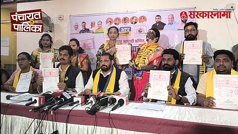 AAP and Rajarshi Shahu Aghadi candidates in Kolhapur display a signed anti-corruption affidavit, pledging honesty and party loyalty ahead of municipal elections.