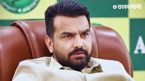 AIMIM corporators submitting official letter to Mayor Sameer Rajurkar for appointing Abdul Sameer as Opposition Leader in Chhatrapati Sambhajinagar Municipal Corporation.