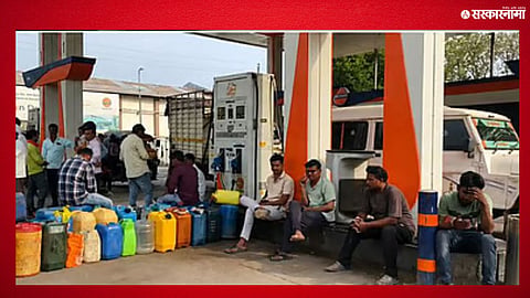Farmers against fuel pumps demanding 7/12 land records for diesel purchase in Parbhani.
