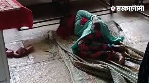 खंडाळा येथील जिल्हा परिषद शाळेबाहेर संतप्त पालकांनी आंदोलन करत मुख्याध्यापिकेविरोधात कारवाई आणि बदलीची मागणी केली.
