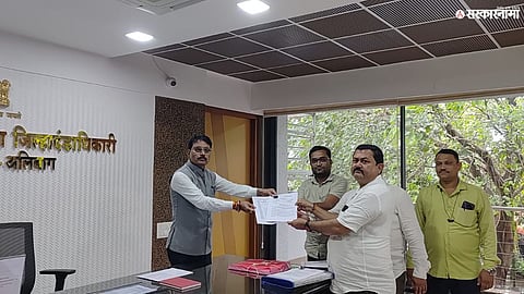 Office-bearers of the Revenue Association submitting a memorandum to District Collector Kisan Javale against the arrest action.