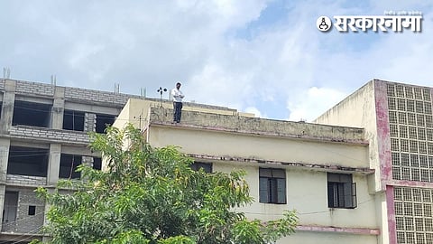 Vilas Ghule murder case : बीडमध्ये विलास घुले हत्या प्रकरण तापलं; मेहुण्याचा कलेक्टर ऑफिसवर चढून आत्महत्येचा प्रयत्न, DGP दाते जिल्ह्यात असतानाच मोठा ड्रामा