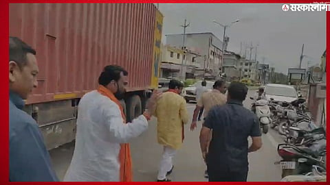 Maratha protesters during an incident involving MLA Balaji Kalyankar and Anand Bondharkar.