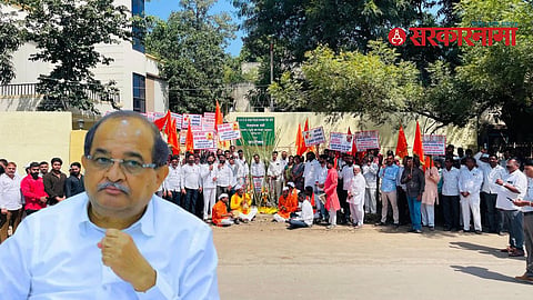 Maratha community members stage a Jagran Gondhal protest outside Radhakrishna Vikhe Patil’s contact office in Nashik over reservation and other pending demands.