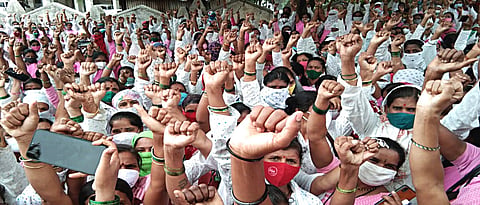Asha Seviks hold agitation on Zilla Parishad ground ...