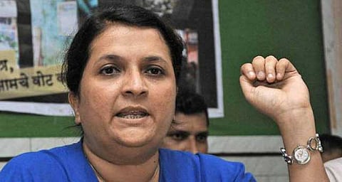 अंजली दमानिया यांचे लाखमोलाचे घड्याळ हरवले, सापडले ! 