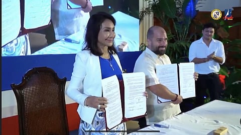 TERMS. Cebu Gov. Gwendolyn Garcia and Acciona Energia Global, S.L. representative Rafael Esteban Fernandez de Cordoba show the memorandum of understanding they signed along with Fermin Alvarez of Freya Renewables Inc., to negotiate for the terms of reference on the unsolicited proposal for a 150-megawatt solar power plant in Daanbantayan, Cebu on Oct. 12, 2023, in Cebu City. 