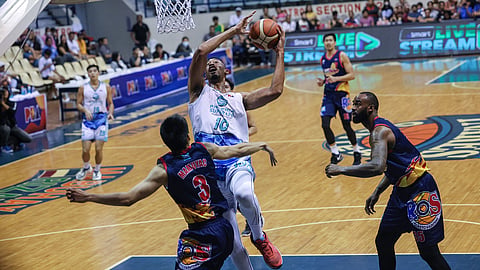 NAKABUHI: Milusot si Phoenix import Jonathan Williams (No. 10) batok sa depensa sa Rain or Shine sa Philippine Basketball Association. 
