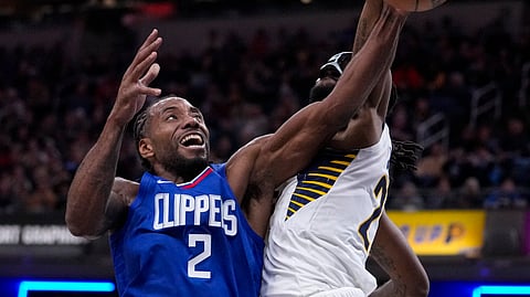 FOUL: Natawagan og foul si Indiana Pacers forward Isaiah Jackson (22) sa iyang pagdepensa kang Los Angeles Clippers forward Kawhi Leo­nard (2) ning aktuha sa usa sa mga aksyon sa NBA ning Martes, Disyembre 19, 2023 (PH time). 

