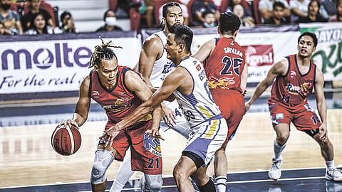NANGUSOG: Milusot si Keith Datu (wala) sa Rain or Shine Elasto Painters batok sa depensa sa Magnolia sa PBA Commissioner’s Cup. 
