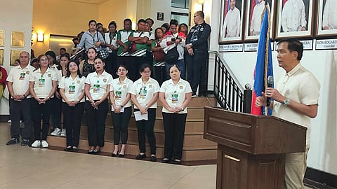 NAMULONG: Si Cebu City Mayor Michael L. Rama namulong atol sa flag raising sa Cebu City Hall sa Lunes, Disyembre 18, 2023 ug nipadayag sa pagkonsiderar sa P35,000 Christmas bonus alang sa mga kawani sa dakbayan, inay P20,000 nga naprubahan sa Konseho. 