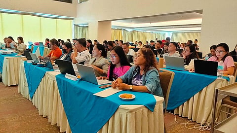 MGA PARTISIPANTE: Namati ang mga partisipante sa resource speakers. atol sa Municipal Data Encoders and Area Coordinators Confe­rence sa Golden Peak Hotel sa dakbayan sa Sugbo dili pang dugay. 

