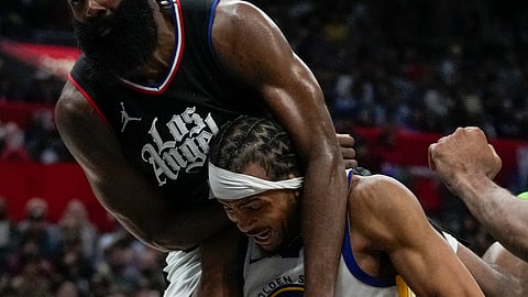 SUNG-AY: Hapit makasung-ay si Los Angeles Clippers guard James Har­den (1) ni Golden State Warriors guard Moses Moody (4) ning aktuha sa usa sa mga aksyon sa NBA ning Dominggo, Disyembre 3, 2023 (PH time). 