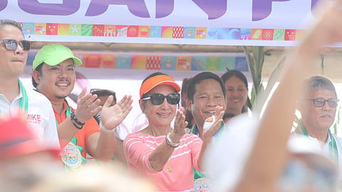 NALINGAW: Nalingaw kaayo si Cebu Governor Gwendolyn Garcia (wala) nga nagsud-ong sa mga pasundayag sa mga contingent sa Katunggan Festival. Kilid niya si Mayor Greman ‘Jojo” Solante (tuo).  